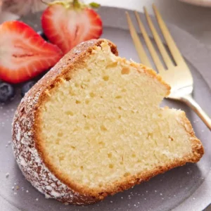 Fatia de bolo de ninho e cream cheese