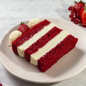 Fatia de bolo de ninho com frutas vermelhas