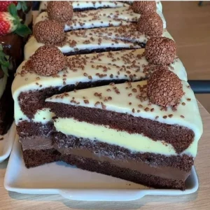 Fatia de bolo de brigadeiro e maracujá